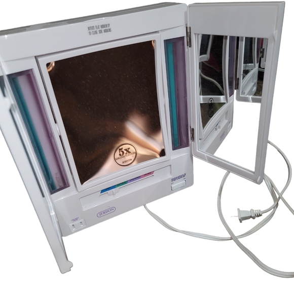 Jerdon Tri-Fold Two-Sided Lighted Makeup Mirror with 5X Magnification with Case - Picture 2 of 9